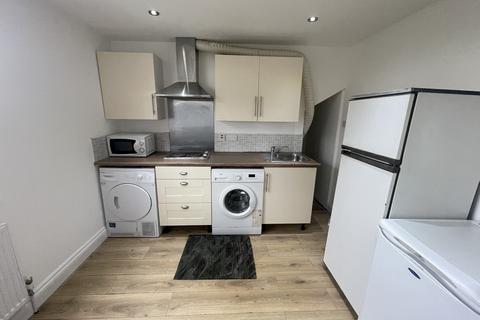 1 bedroom in a house share to rent, Firs Drive, Hounslow TW5