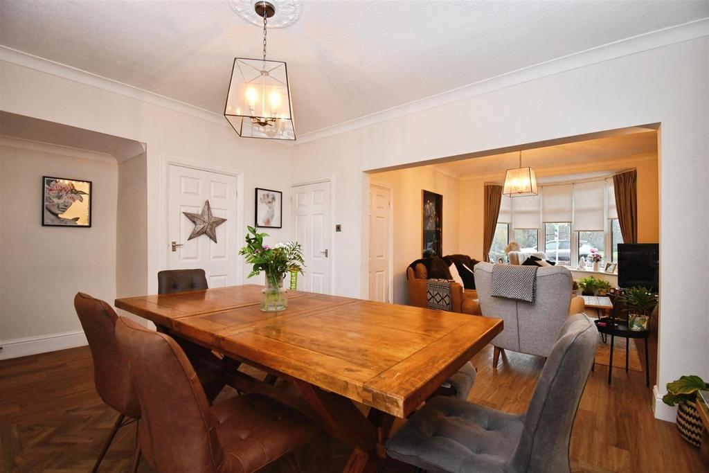 Open plan lounge / dining room