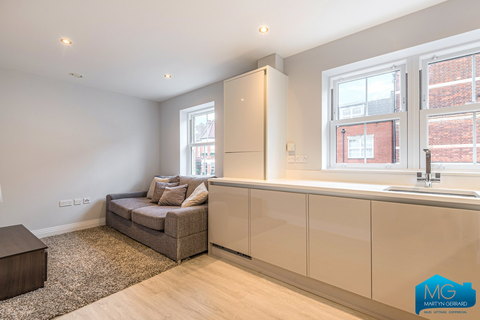 undefined, High Road, North Finchley, London, N12