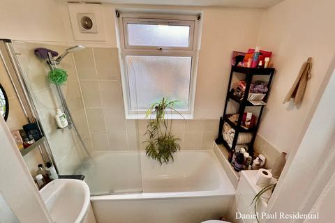 1 bedroom flat for sale, Brackenbury Road