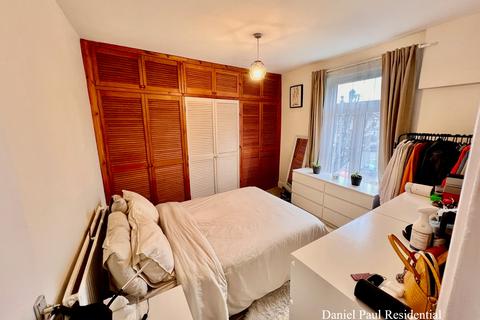 1 bedroom flat for sale, Brackenbury Road