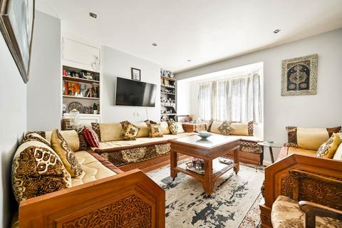 2 bedroom flat to rent, Tooting Broadway, London SW17