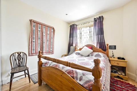 2 bedroom flat to rent, Tooting Broadway, London SW17