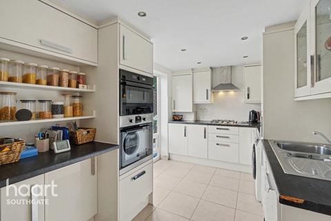4 bedroom terraced house for sale, The Fairway, London
