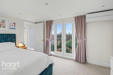 4 bedroom terraced house for sale, The Fairway, London