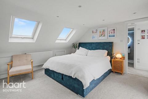 4 bedroom terraced house for sale, The Fairway, London