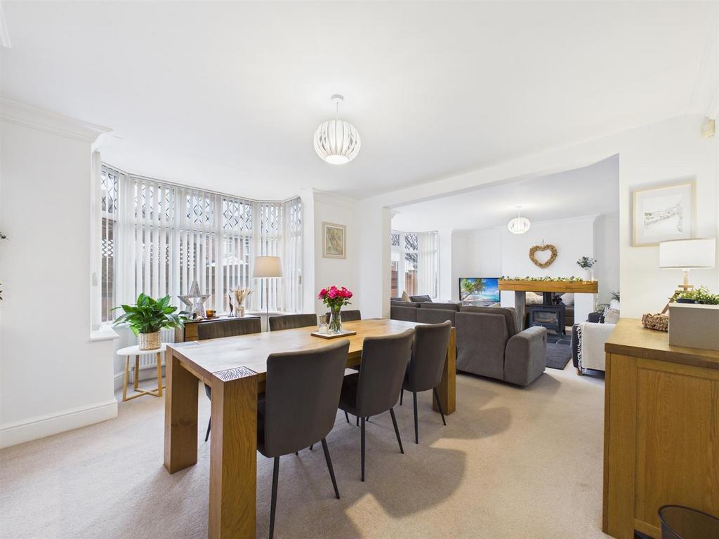 Dining/living room: