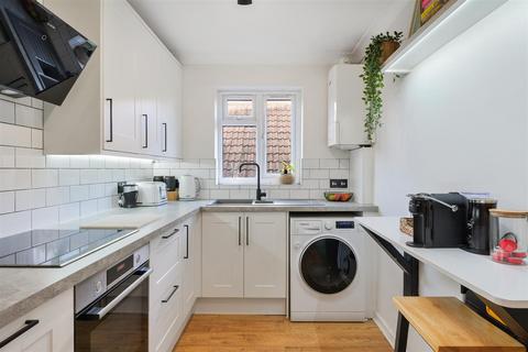 2 bedroom flat for sale, Amy Court, Merstham RH1