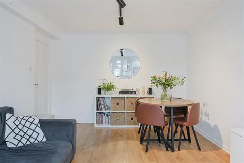 2 bedroom flat for sale, Amy Court, Merstham RH1
