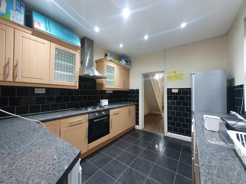 4 bedroom mid-terraced House to rent