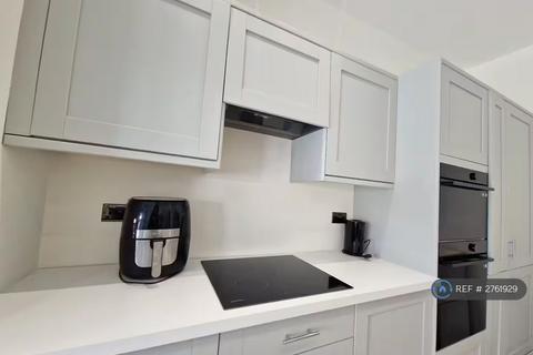 5 bedroom terraced house to rent, Scarborough Road, London, E11