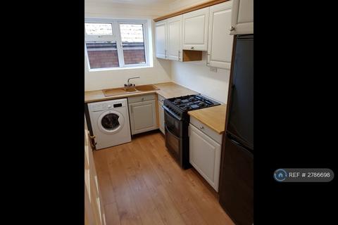 2 bedroom flat to rent, Barn Hall Avenue, Colchester, CO2