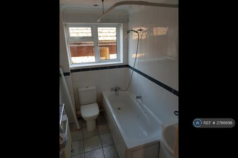 2 bedroom flat to rent, Barn Hall Avenue, Colchester, CO2