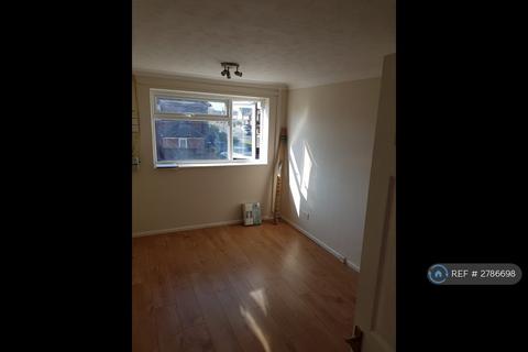 2 bedroom flat to rent, Barn Hall Avenue, Colchester, CO2