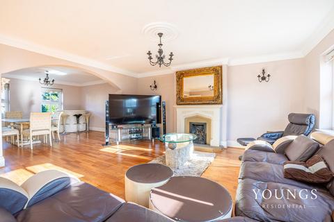 4 bedroom detached house for sale, George Close, Canvey Island, SS8