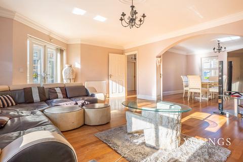 4 bedroom detached house for sale, George Close, Canvey Island, SS8