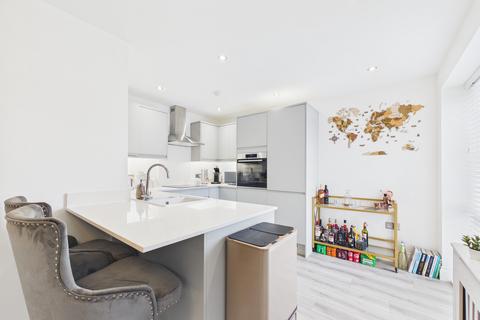 3 bedroom flat for sale, Rayleigh Road, Leigh-on-Sea, SS9