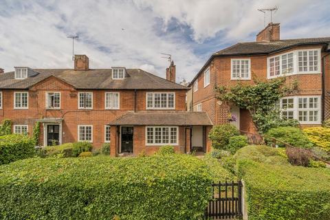 3 bedroom flat to rent, The Chine, London N10