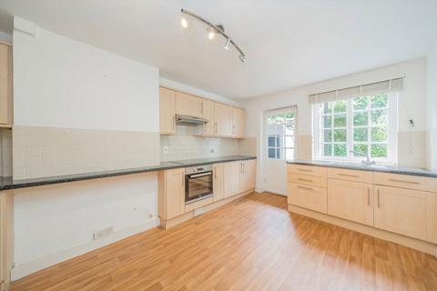 3 bedroom flat to rent, The Chine, London N10