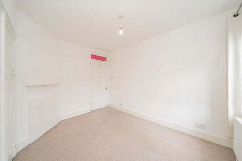 3 bedroom flat to rent, The Chine, London N10