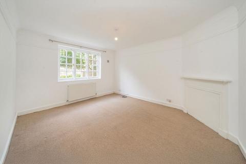 3 bedroom flat to rent, The Chine, London N10