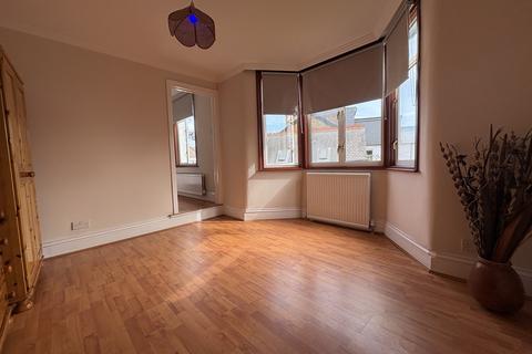 Studio to rent, Palmerston Crescent, Enfield N13