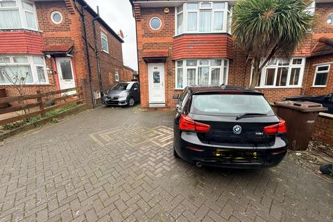 3 bedroom semi-detached house to rent, Broomgrove Gardens, Edgware HA8