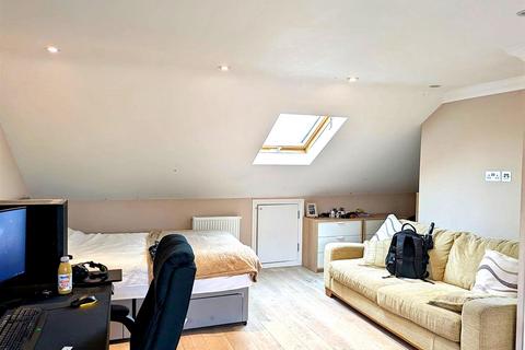 1 bedroom in a house share to rent, Lordship Lane, London N17