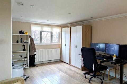 1 bedroom in a house share to rent, Lordship Lane, London N17