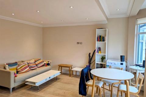 1 bedroom in a house share to rent, Lordship Lane, London N17