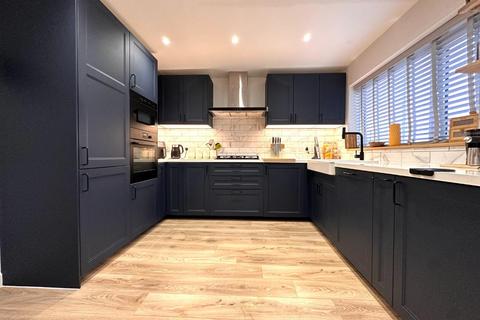 4 bedroom detached house for sale, Faringdon Court, Southfields, Northampton NN3