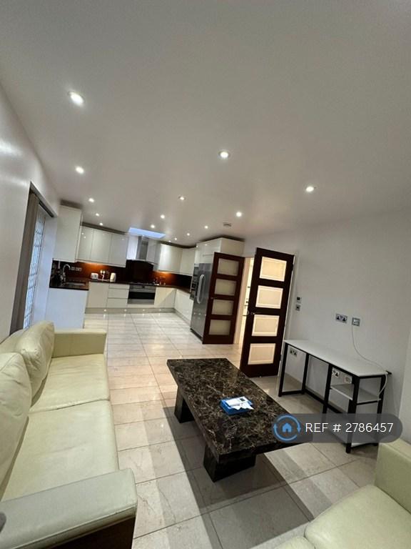 Open Plan Kitchen / Dining Area