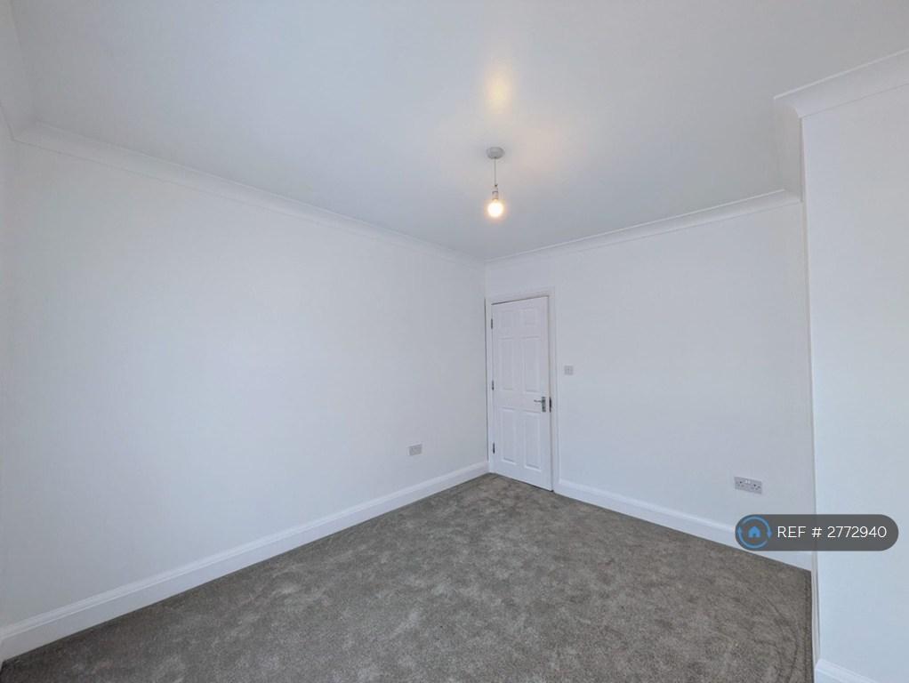 Master Bedroom (2)