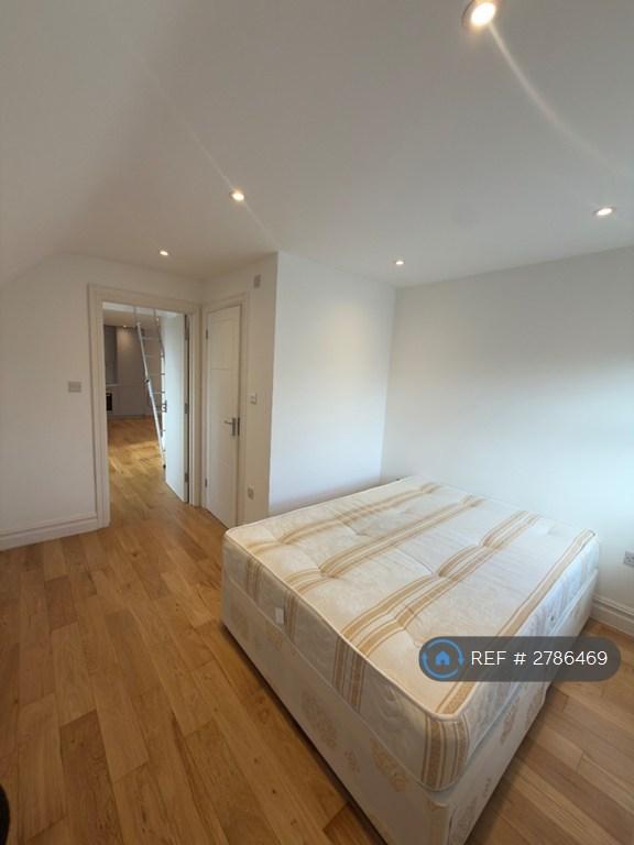 Bedroom 1 (Second Angle)