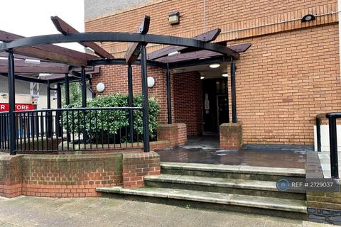 3 bedroom flat to rent, The Quarterdeck, London, E14