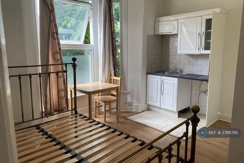 Studio to rent, Langham Rd, London, N15