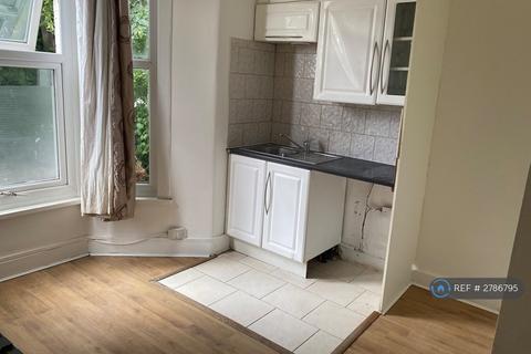 Studio to rent, Langham Rd, London, N15