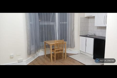 Studio to rent, Langham Rd, London, N15