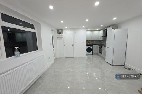 Studio to rent, Brookfields Avenue, Mitcham, CR4