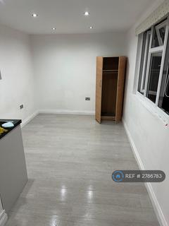 Studio to rent, Green Road, London, N14