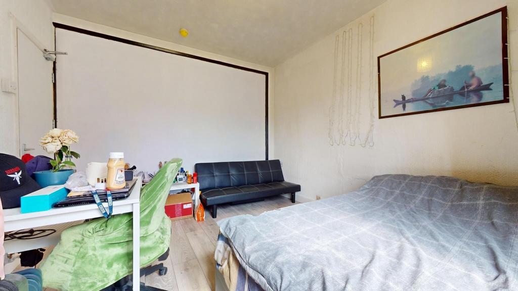 Bright, well-presented double bedroom featuring...