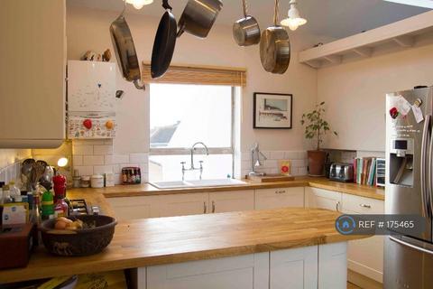 1 bedroom in a house share to rent, Alvington Crescent, London, E8