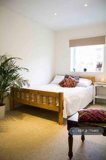 1 bedroom in a house share to rent, Alvington Crescent, London, E8