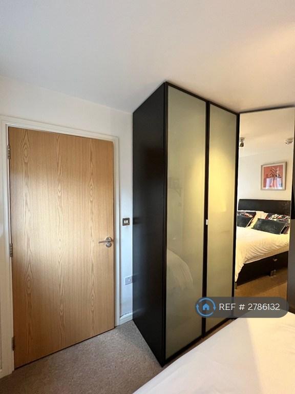 Ensuite Doble Bed