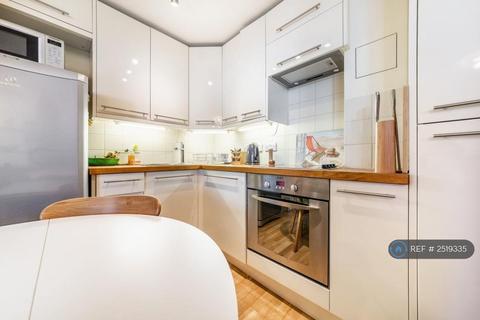 Studio to rent, St. George Wharf, London, SW8
