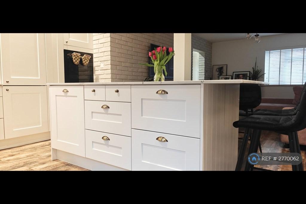 Kitchen Island/Drawers