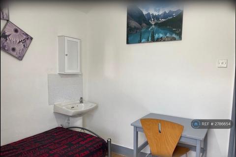 1 bedroom in a house share to rent, Leslie Road, London, E11