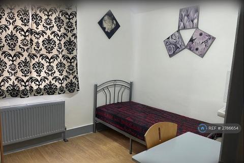 1 bedroom in a house share to rent, Leslie Road, London, E11