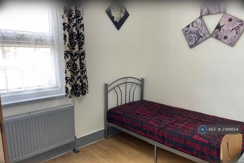 1 bedroom in a house share to rent, Leslie Road, London, E11