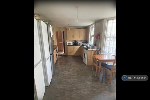 1 bedroom in a house share to rent, Leslie Road, London, E11